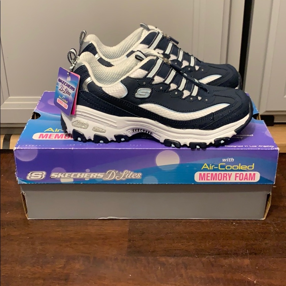 New NWT Skechers D’Lites Zip Along Women’s Size 6